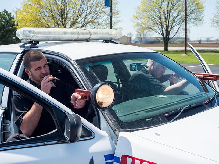 执法学院学生在警车上练习技能